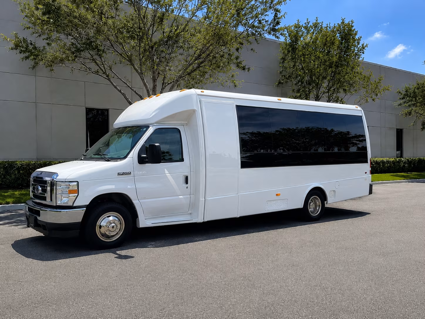 corporate airport transfer buses between sugar land and iah or hobby